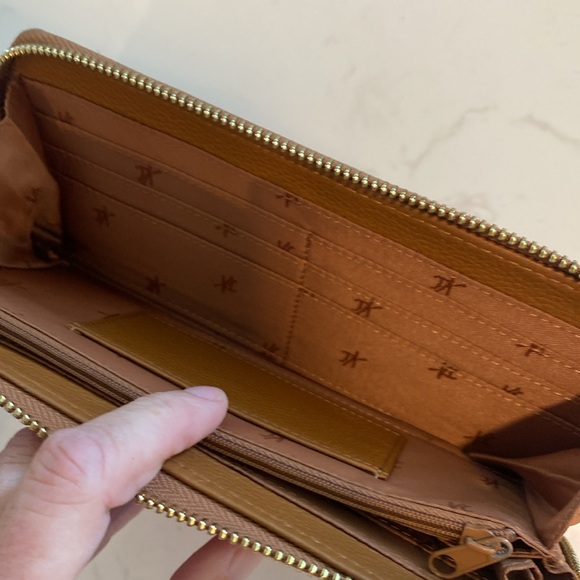 Kenneth Cole New York beige zip around accordion wallet - Picture 9 of 13